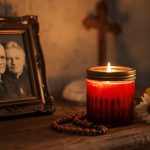 Modlitwa za zmarłych rodziców – zdjęcie rodziców w ramce, zapalona świeca i różaniec